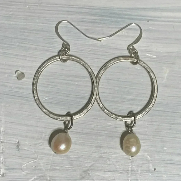 Silver tone hammered hoop dangle drop pearl pierced wire hook earrings - Picture 3 of 10